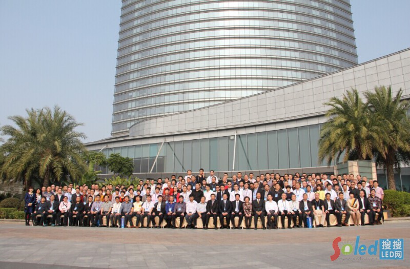 領導和各企業(yè)代表大合影