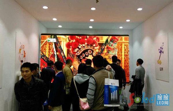 圖為參展客戶圍觀齊普光電P1.6