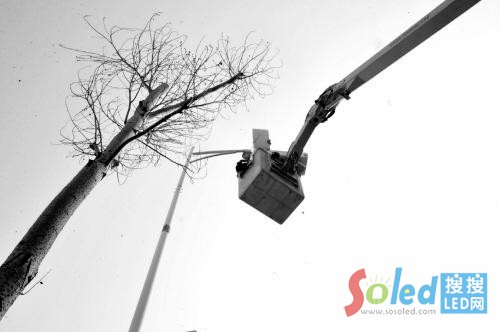 施工人員正在安裝帶wifi功能的LED路燈