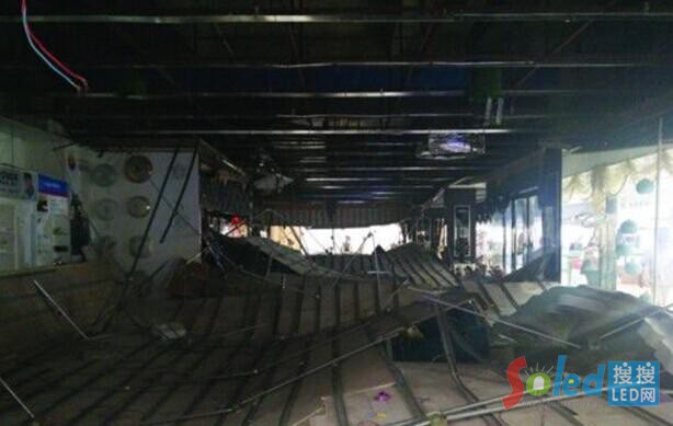 燈具店吊燈垮塌